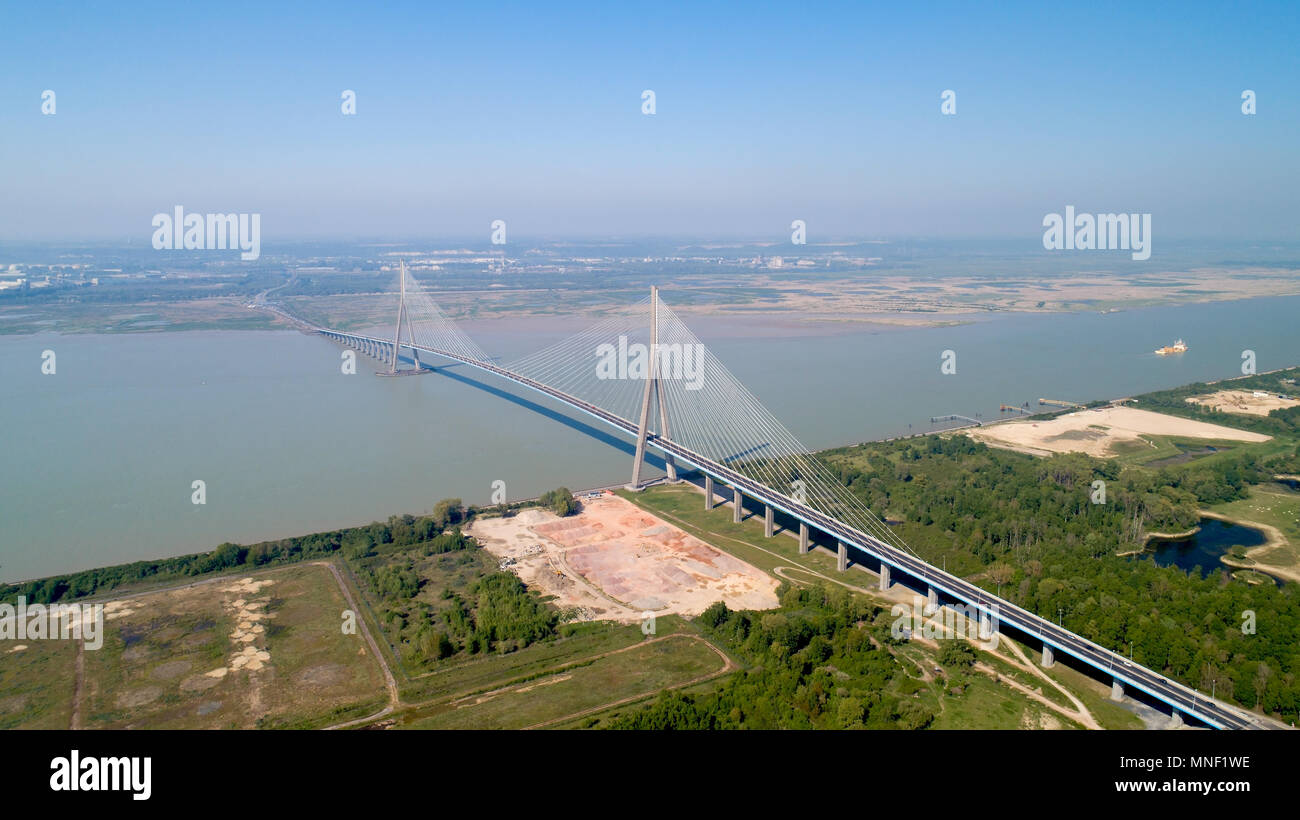 Photographie aérienne du pont de Normandie, reliant Le Havre et Honfleur Banque D'Images