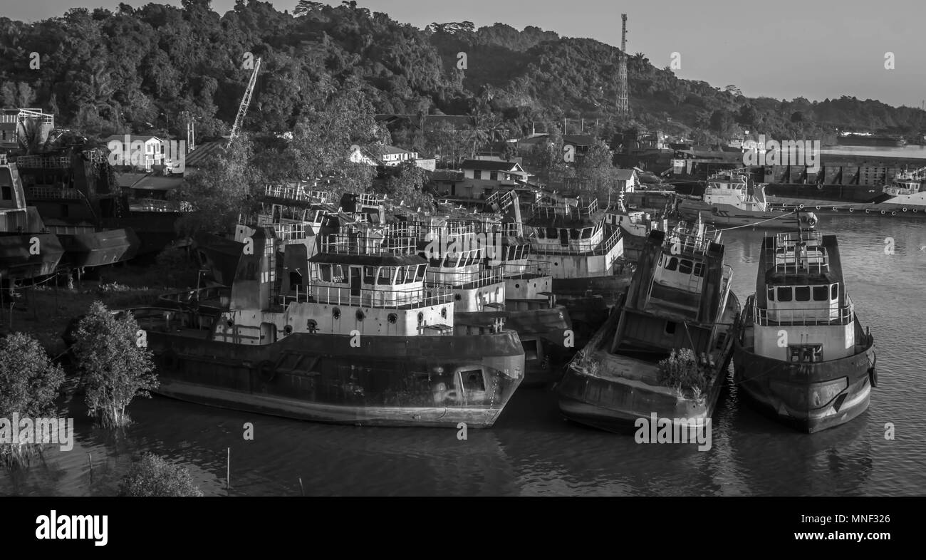 Avec l'arsenal remorqueurs sur berge, Mahakam Samarinda, Indonésie, dans la matinée. noir et blanc monochrome. Banque D'Images