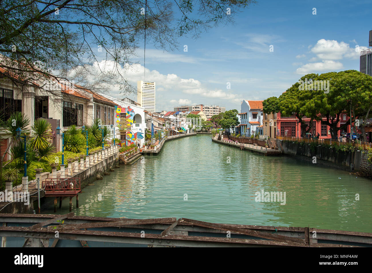 Scène pittoresque riverside vu de Tan Kim Seng bridge, Malacca. Vue urbaine avec mélange coloré de bâtiments anciens et nouveaux avec blue cloudy sky Banque D'Images