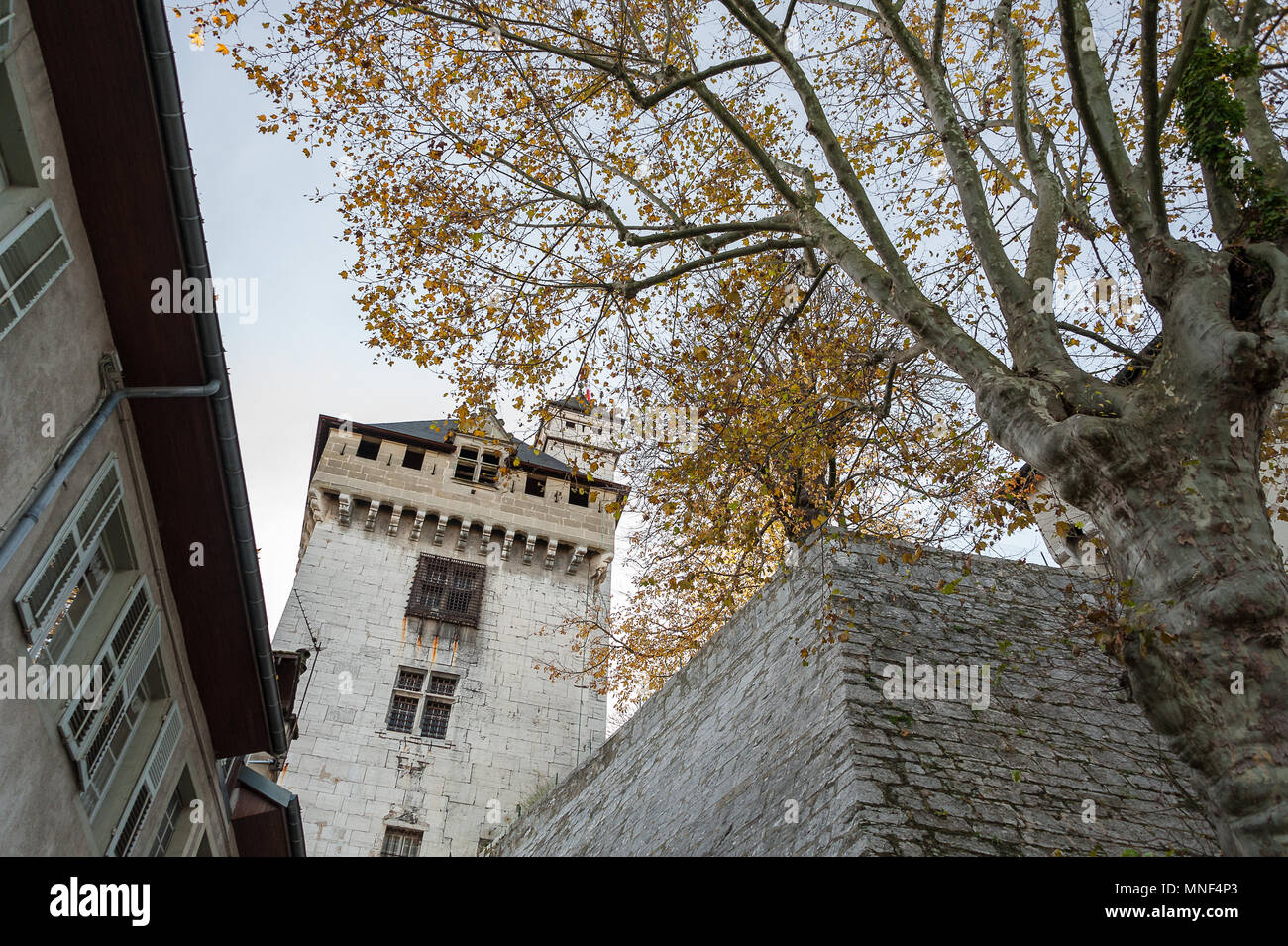 Le Conseil du Trésor ou de l'argent, une partie de la tour des Ducs de Savoie, Chambéry, France Château. Scène urbaine, bâtiments, les feuilles d'automne et ciel bleu pâle Banque D'Images