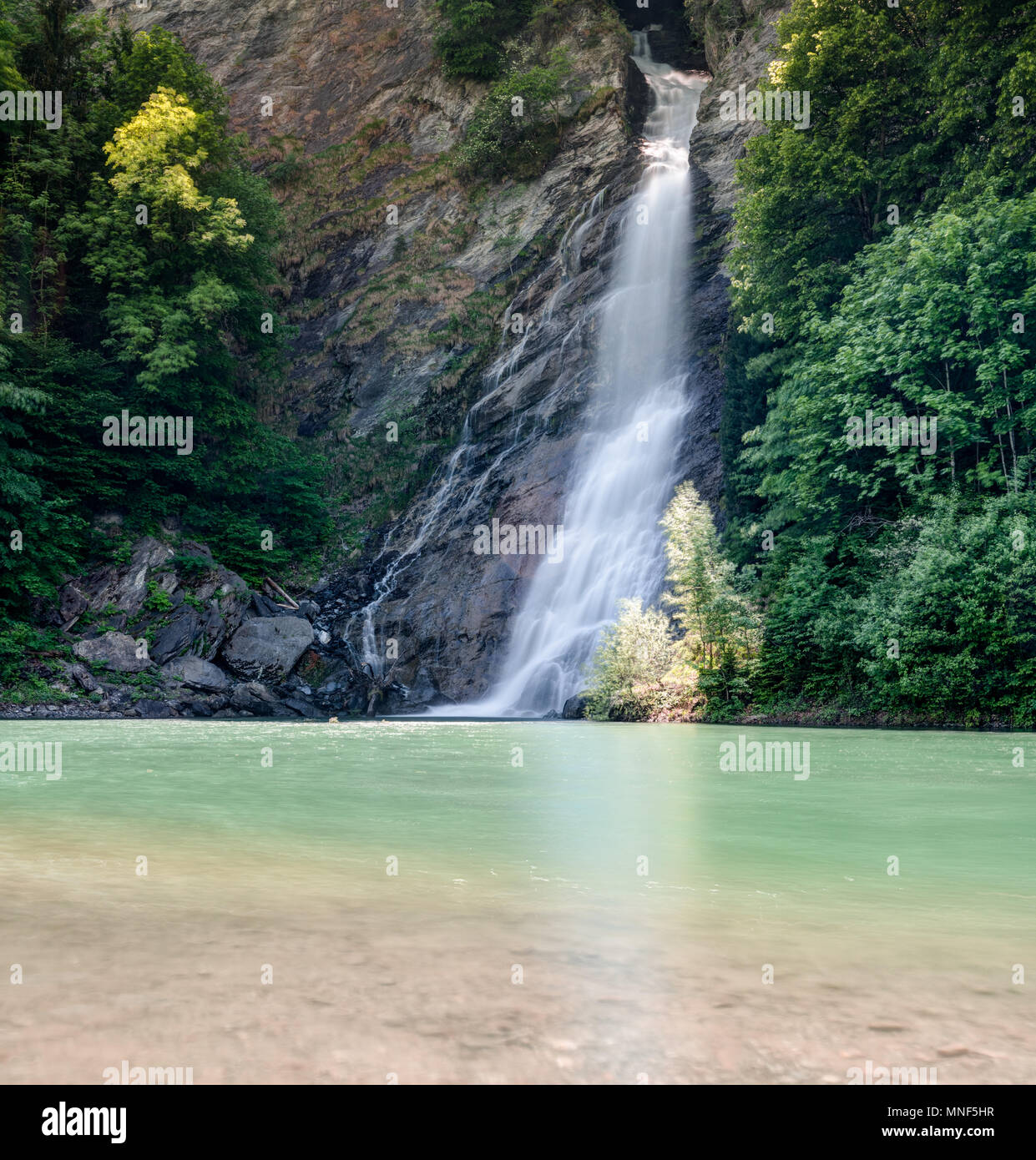 Au milieu d'une cascade en cascade des paysages forestiers dans un étang coloré turquoise et marron Banque D'Images