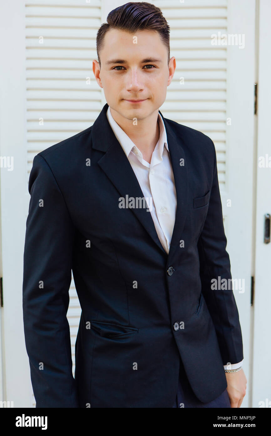 Portrait de bel homme en costume noir Banque D'Images