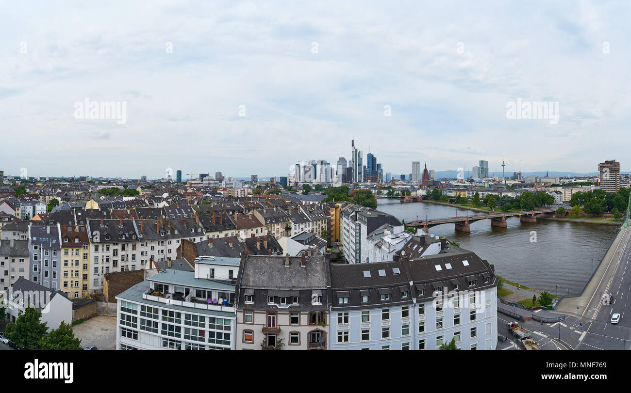 Vue aérienne de Francfort sur le Main skyline comme un panorama en été Banque D'Images