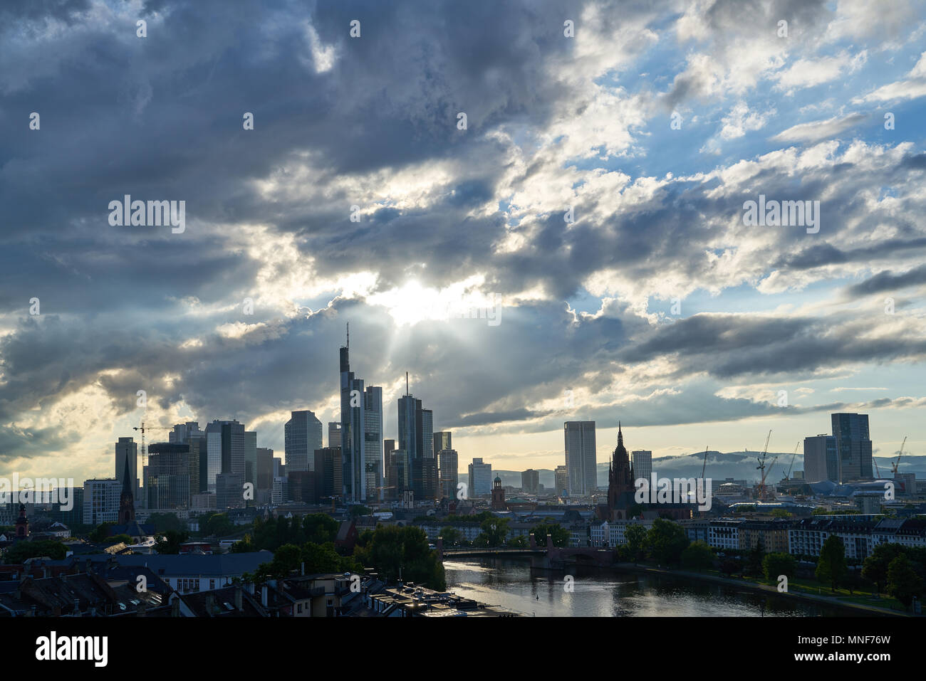 Frankfurt am Main skyline en soirée avec de nombreux nuages dans le ciel Banque D'Images