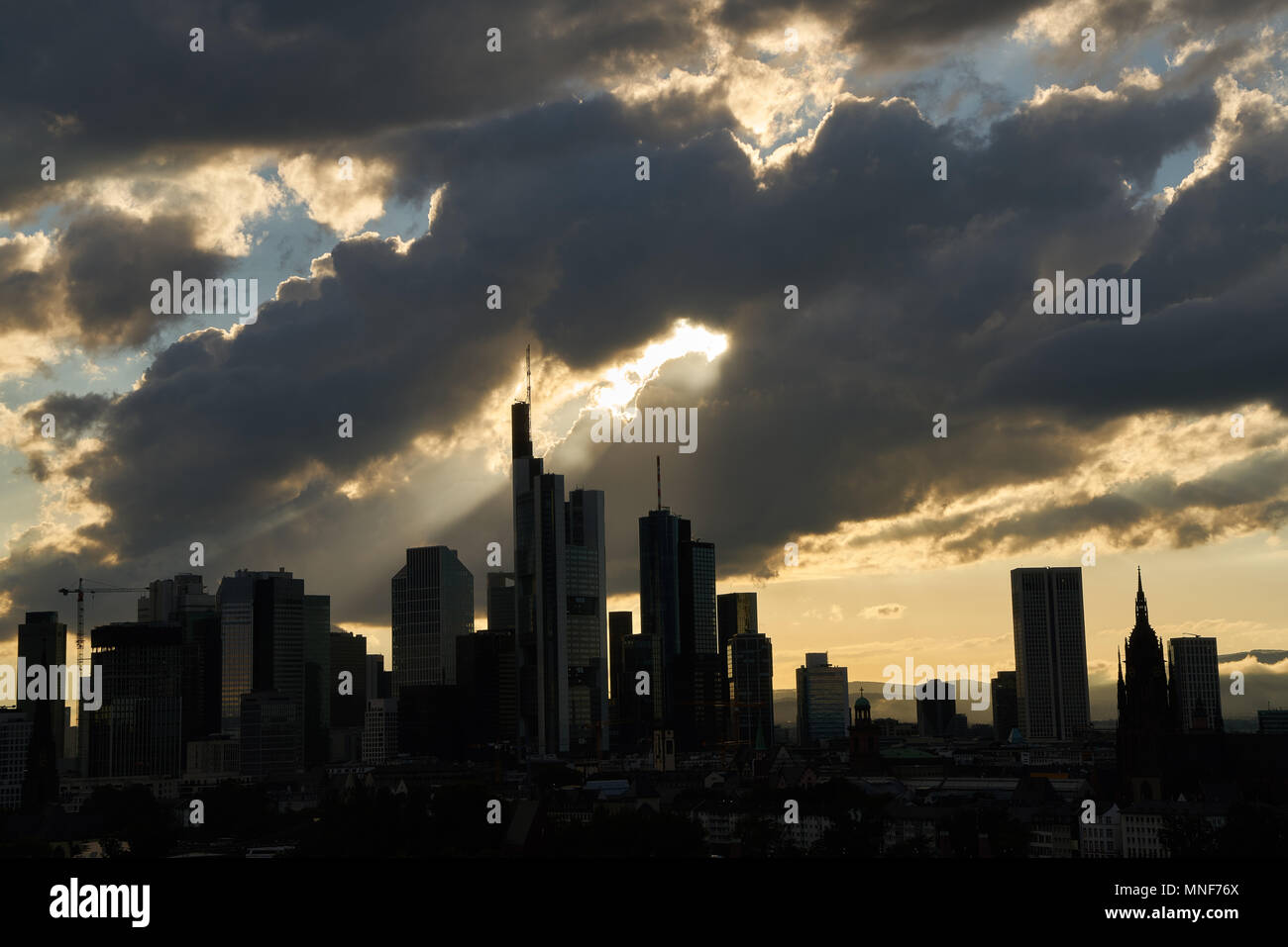 Silhouette de la gratte-ciel de Francfort am Main dans la soirée avec les nuages dans le ciel Banque D'Images