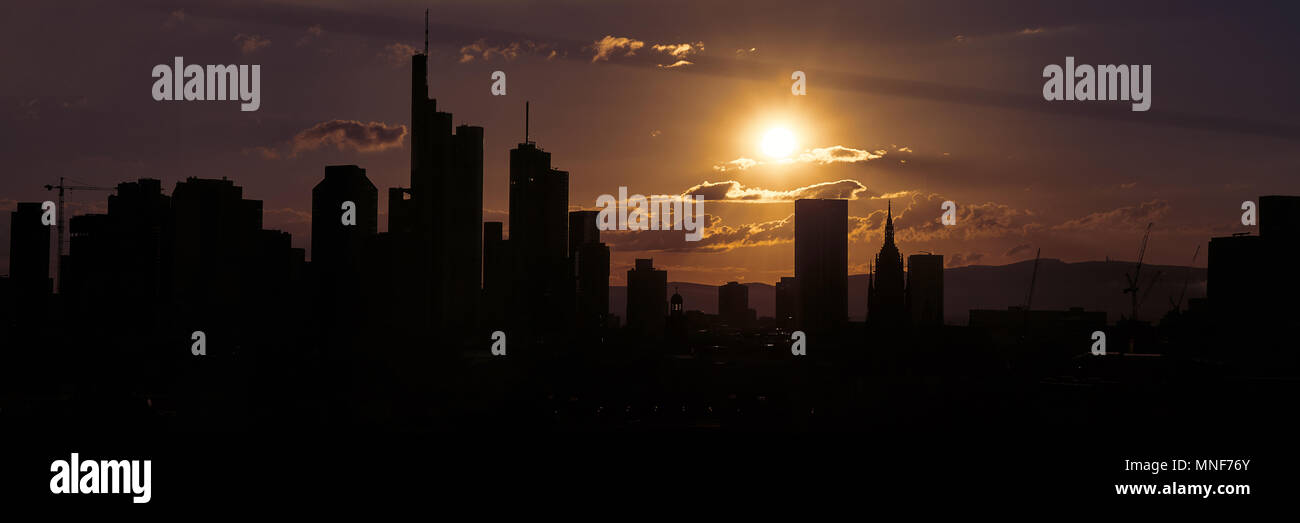 Frankfurt am Main ossature skyline panorama soirée avec coucher du soleil Banque D'Images