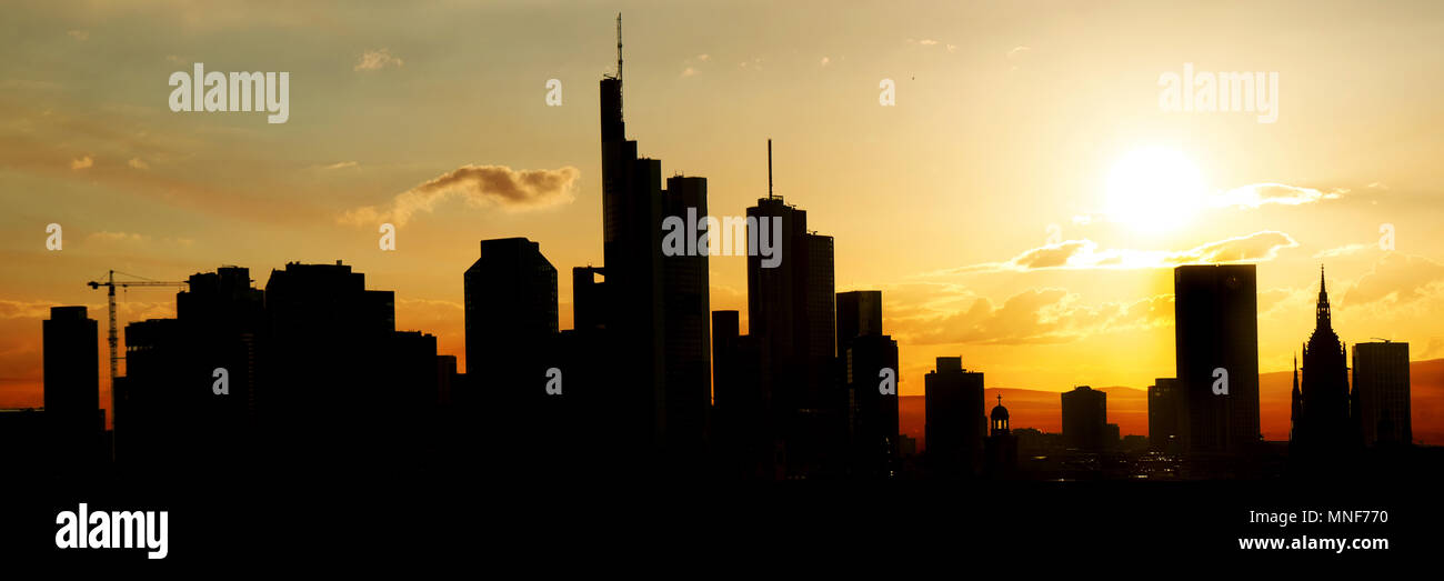 Big City skyline silhouette de Frankfurt am Main au coucher du soleil comme un panorama Banque D'Images