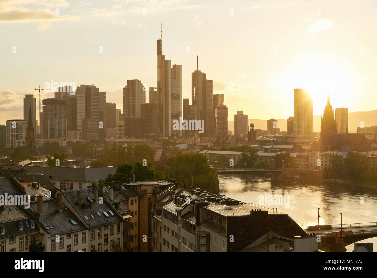 Toits de Francfort am Main dans la soirée avec le soleil et de nombreux gratte-ciel Banque D'Images