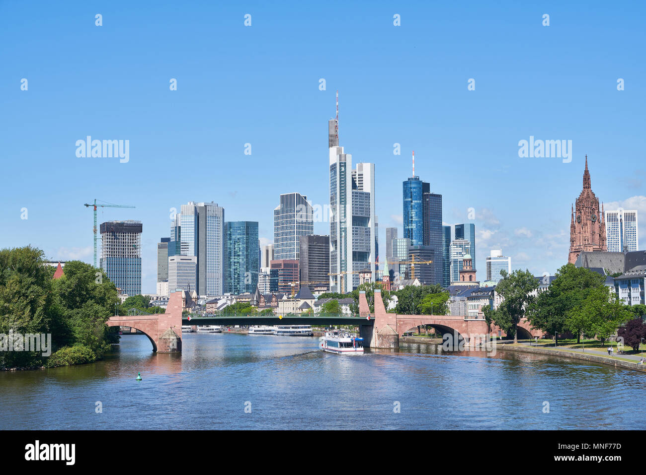 Francfort sur le Main, en face d'un ciel bleu en été Banque D'Images