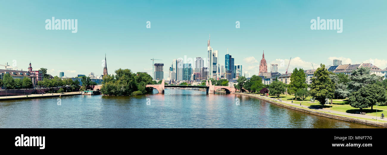 Le centre-ville de Frankfurt am Main Ville comme un horizon panoramique en été Banque D'Images
