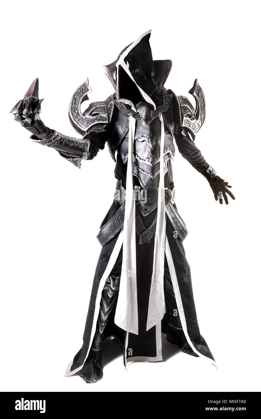 Homme dans un costume de fantaisie d'un démon sombre, cosplay, isolé en  blanc Photo Stock - Alamy