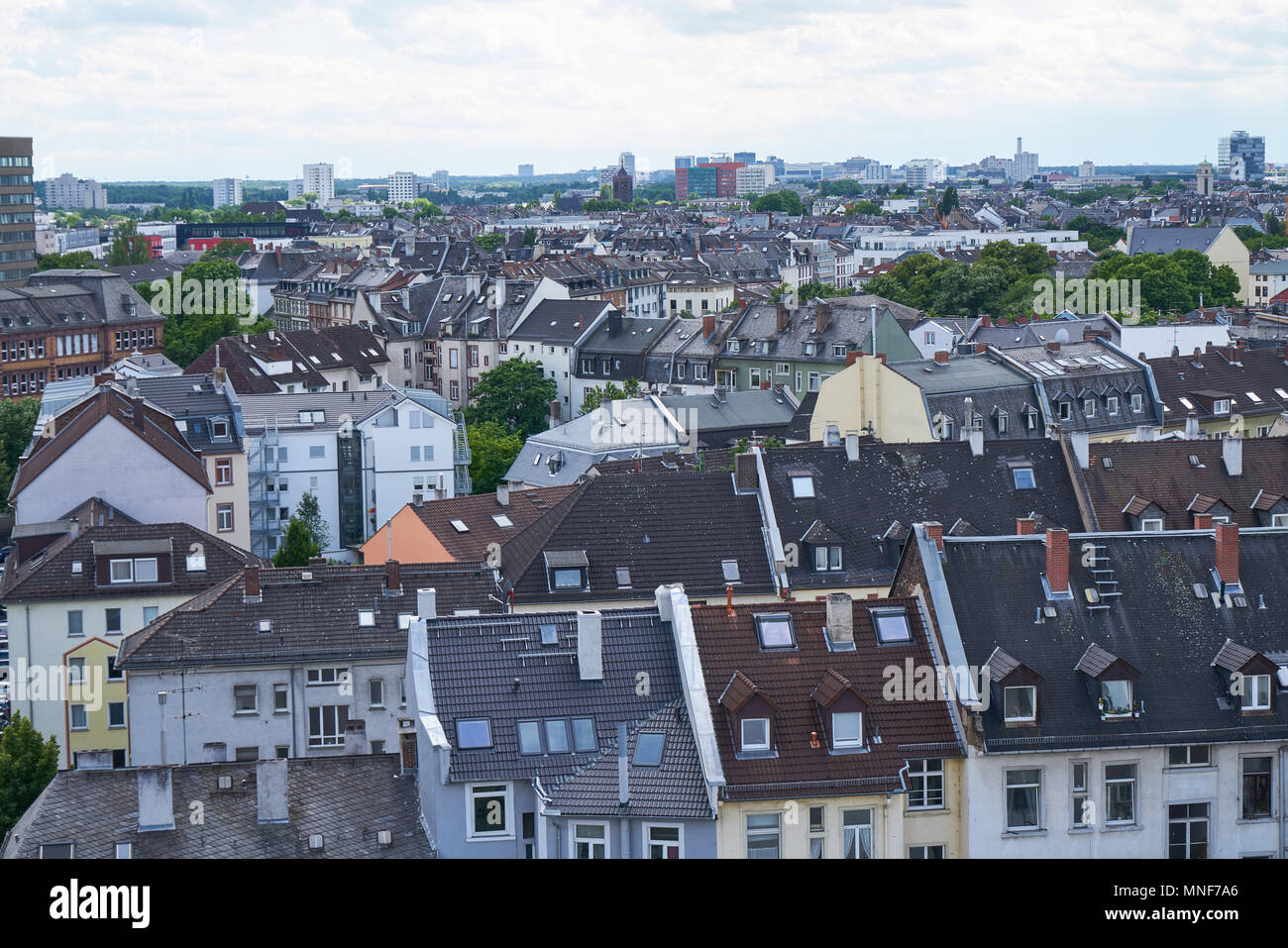 Cityscape of Frankfurt am Main avec de nombreux toits Banque D'Images