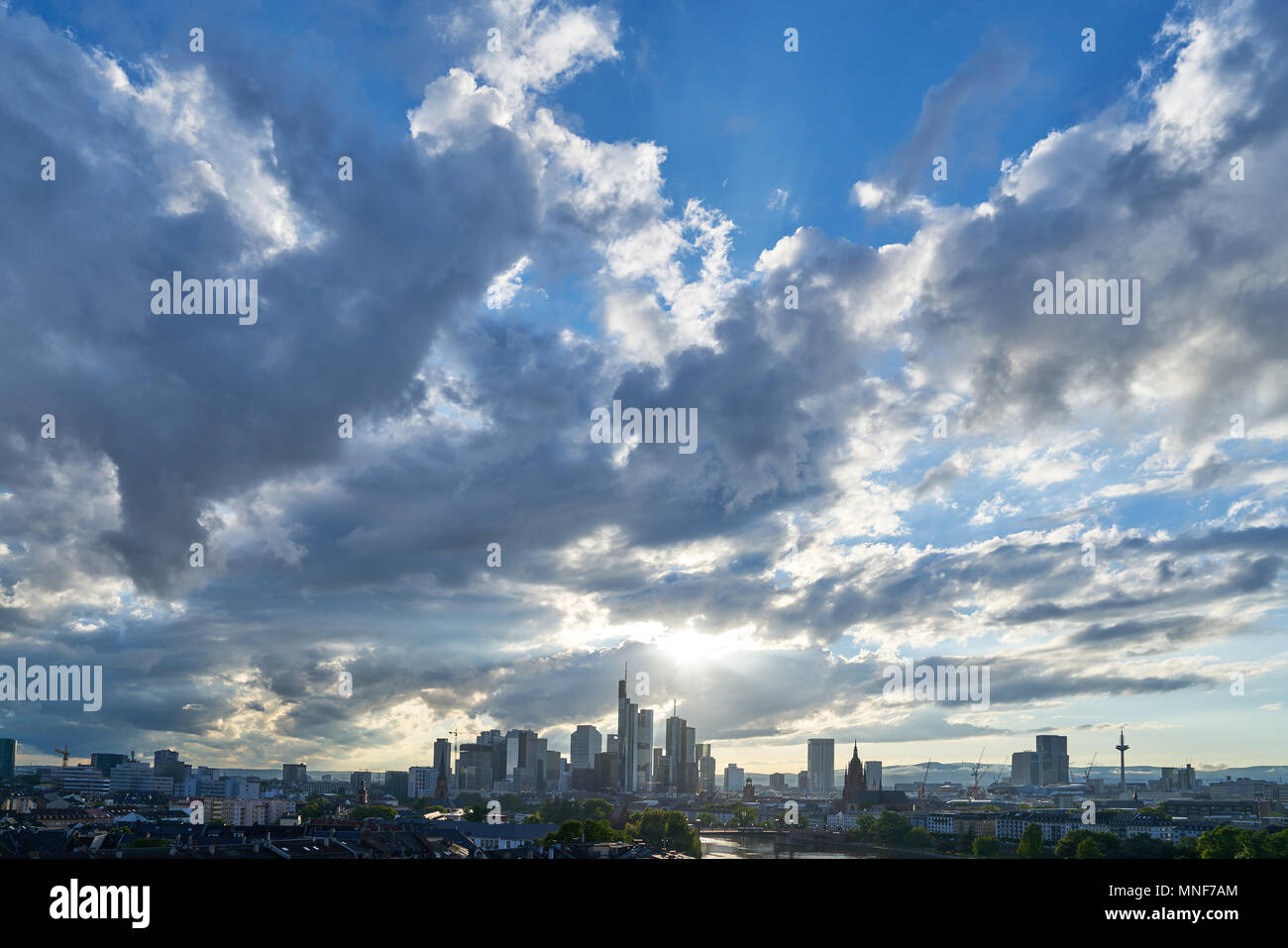 Frankfurt am Main Skyline dans la soirée en face de beaucoup de nuages dans le ciel Banque D'Images