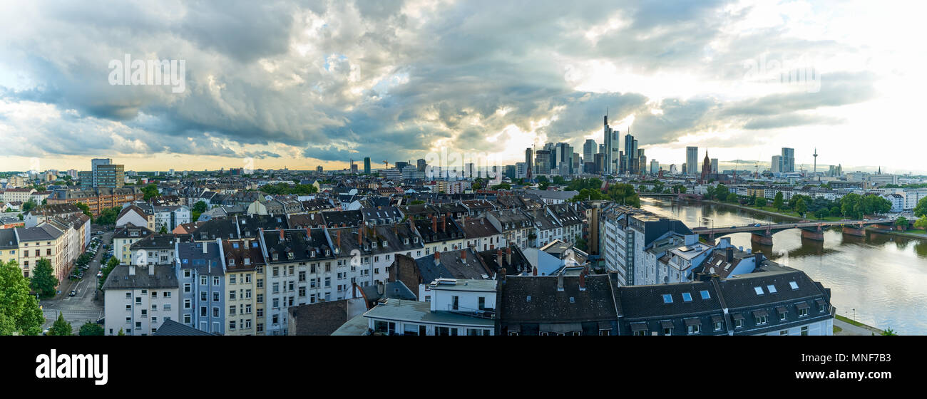 Panorama de Francfort sur le Main avec toits de gratte-ciel en face d'un ciel du soir Banque D'Images