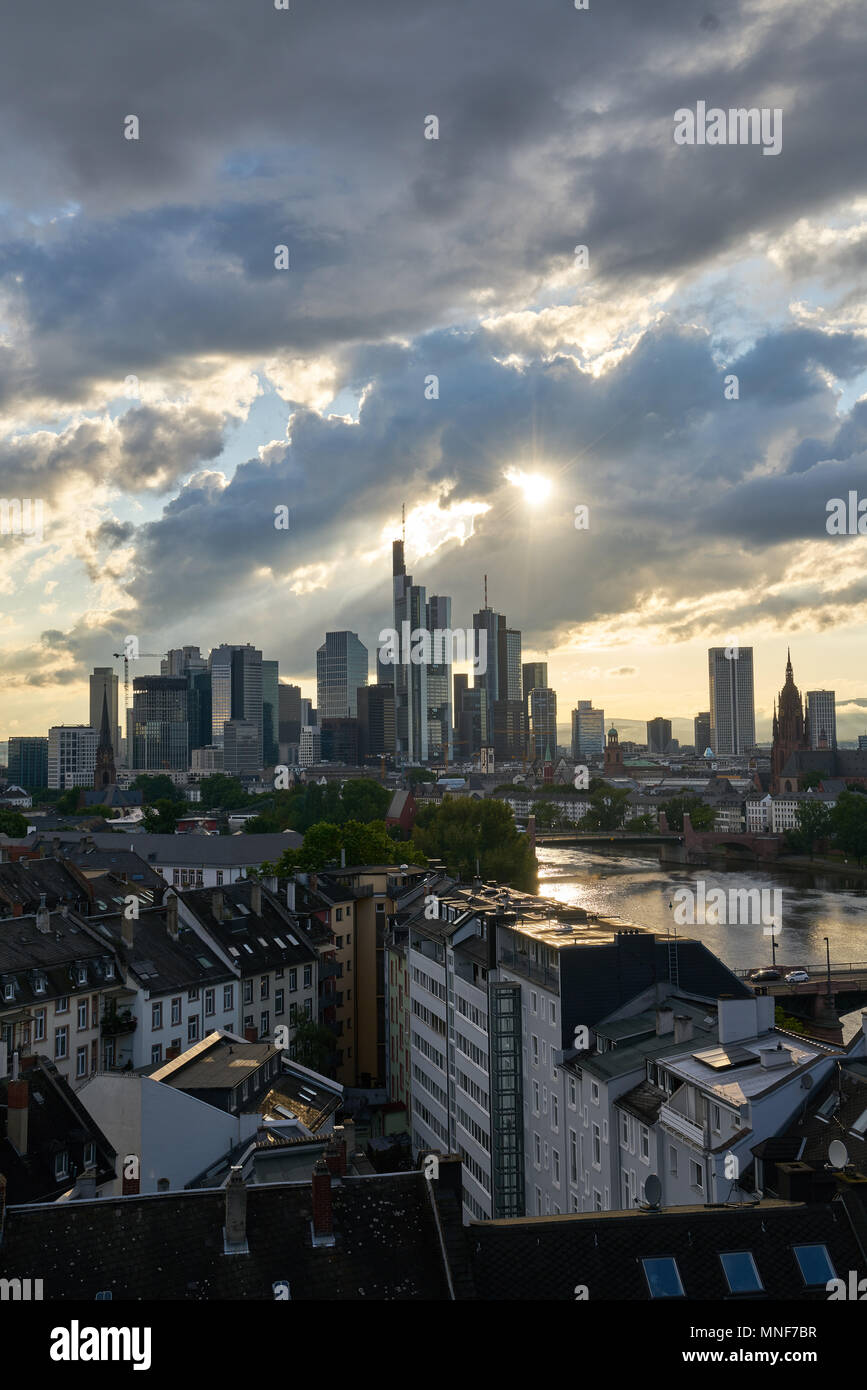 Gratte-ciel de la ville de Frankfurt am Main dans la soirée avec les nuages dans le ciel Banque D'Images