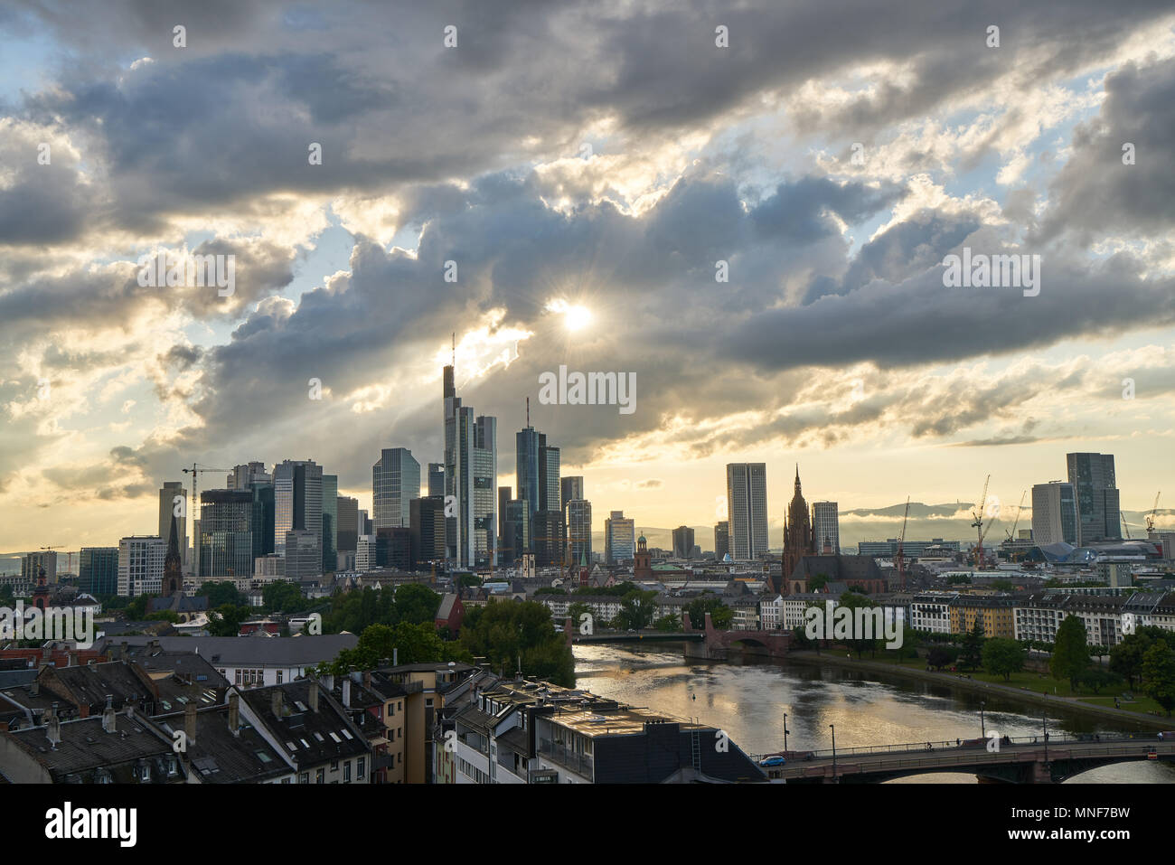 Sur les toits de la ville de Frankfurt am Main dans la soirée avec les nuages dans le ciel Banque D'Images