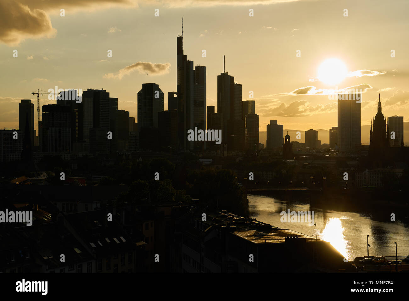 Silhouette de gratte-ciel à Frankfurt am Main au coucher du soleil Banque D'Images