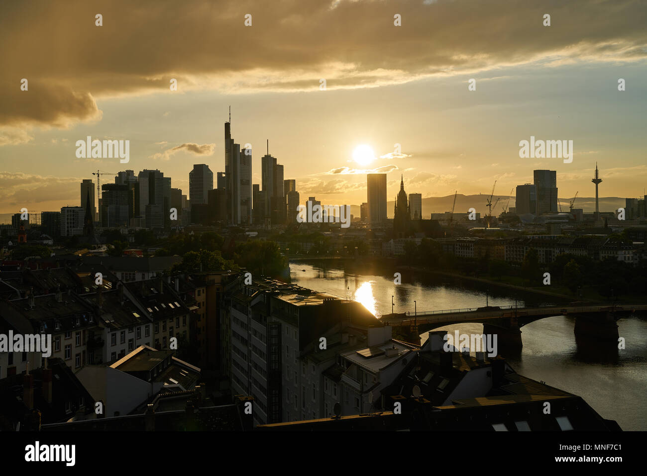 Sur les toits de la ville de Frankfurt am Main au coucher du soleil Banque D'Images