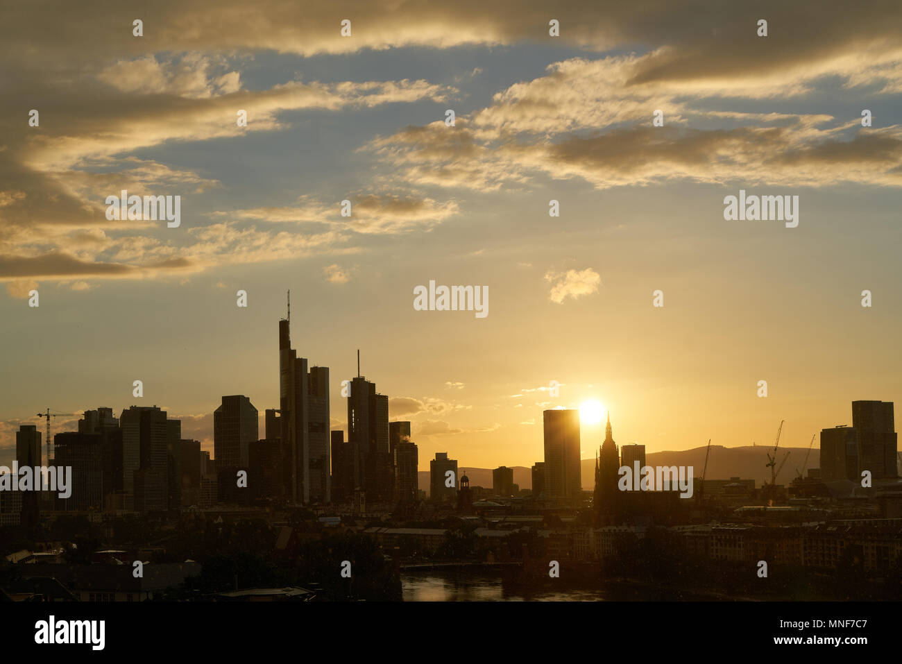 Francfort sur le Main skyline silhouette soir coucher du soleil avec l'arrière-plan Banque D'Images