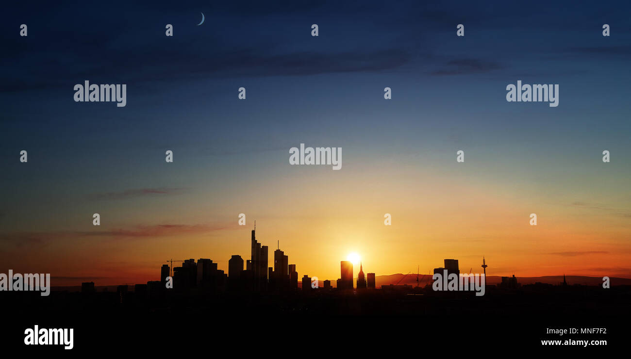 Skyline silhouette de Frankfurt am Main Ville au coucher du soleil avec beaucoup de ciel Banque D'Images