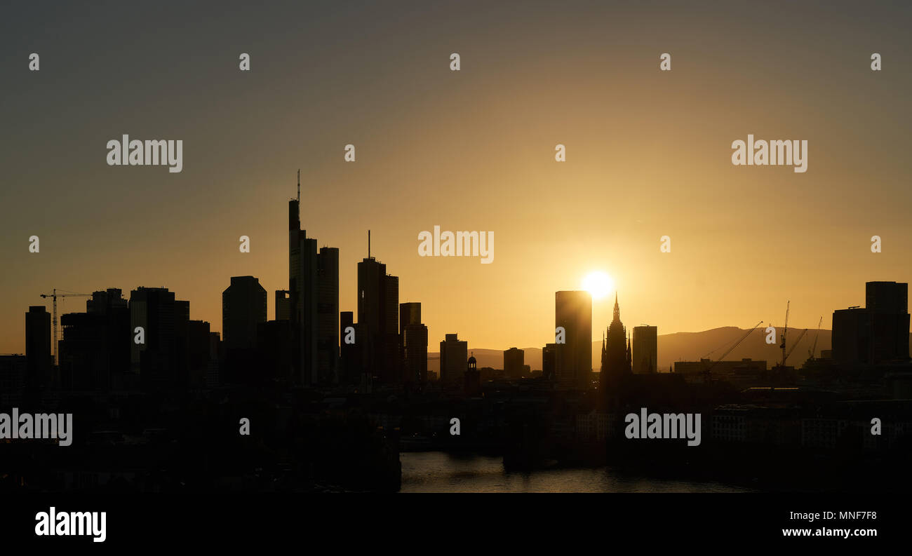 Skyline panorama de la grande ville avec de nombreux gratte-ciel et le coucher du soleil Banque D'Images