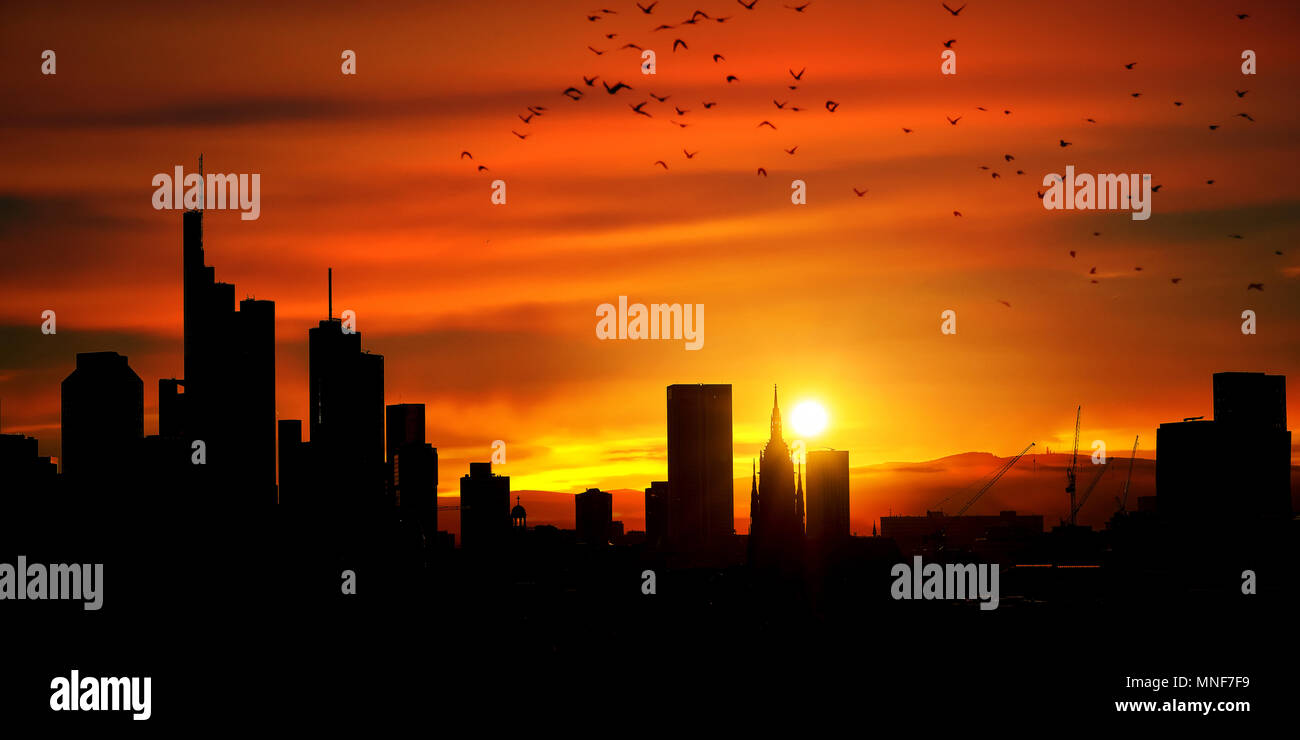 Big City skyline panorama en silhouette devant un coucher de soleil Banque D'Images