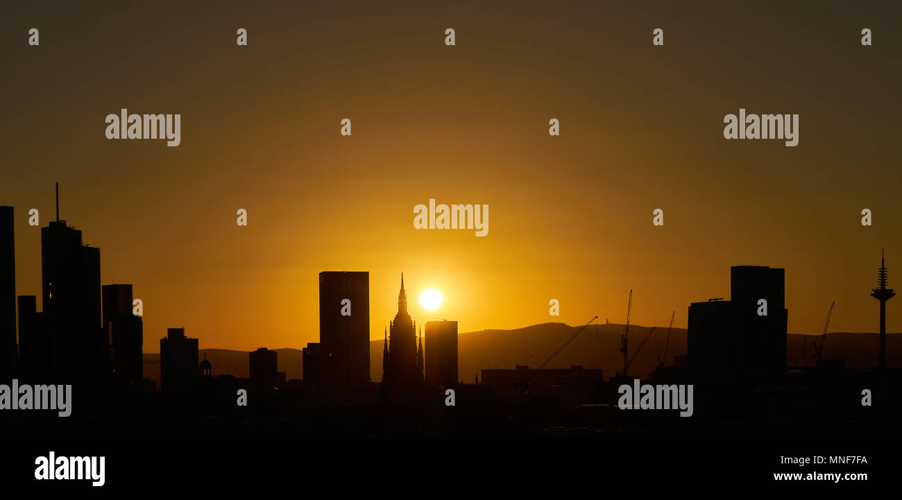 Skyline Panorama de Frankfurt am Main le soir au coucher du soleil Banque D'Images