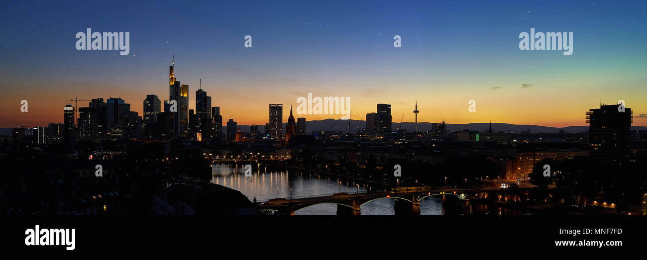 Sur les toits de la ville de Frankfurt am Main dans la soirée après le coucher du soleil Banque D'Images