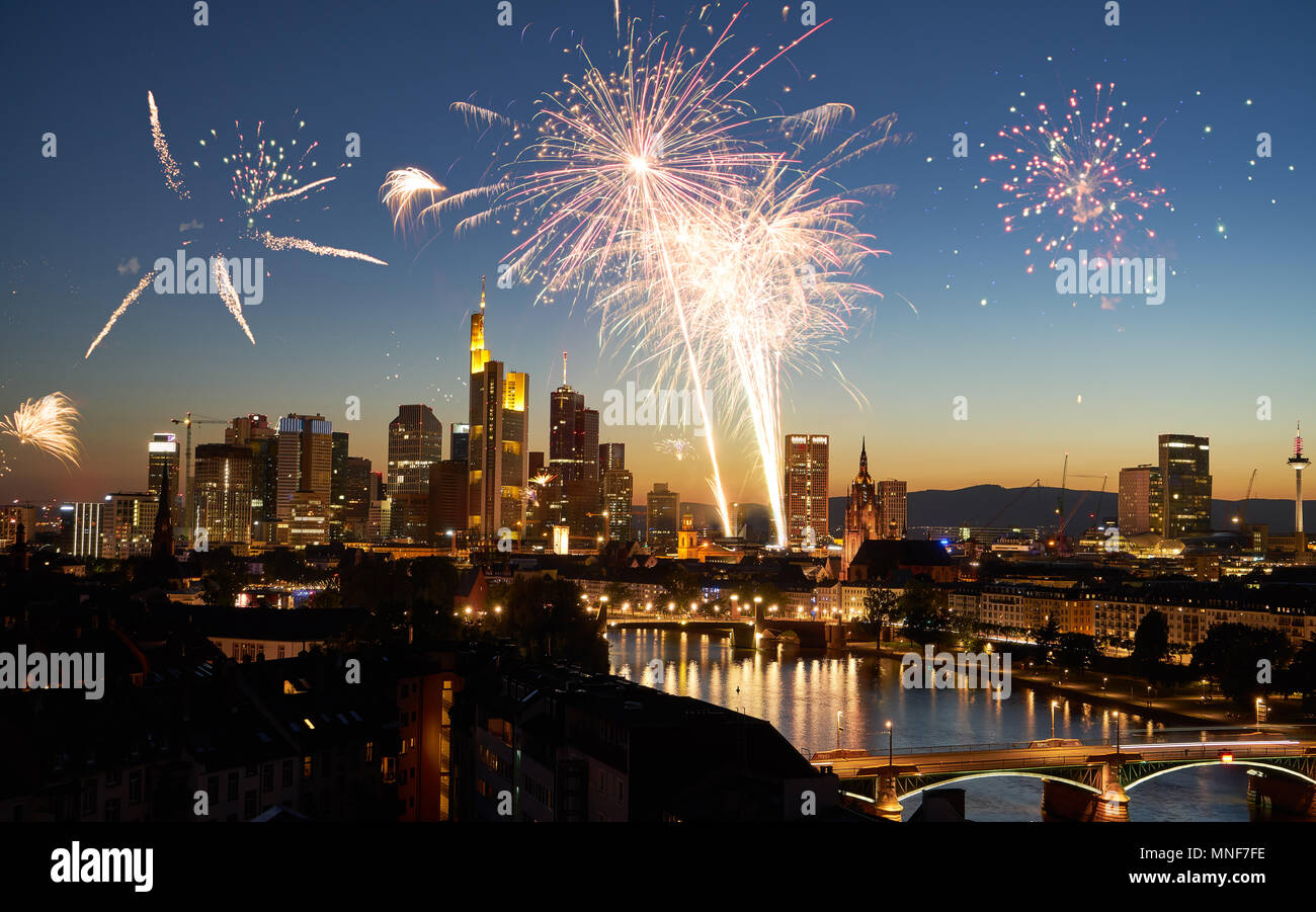 D'artifice le soir du Nouvel An à Frankfurt am Main dans la soirée Banque D'Images