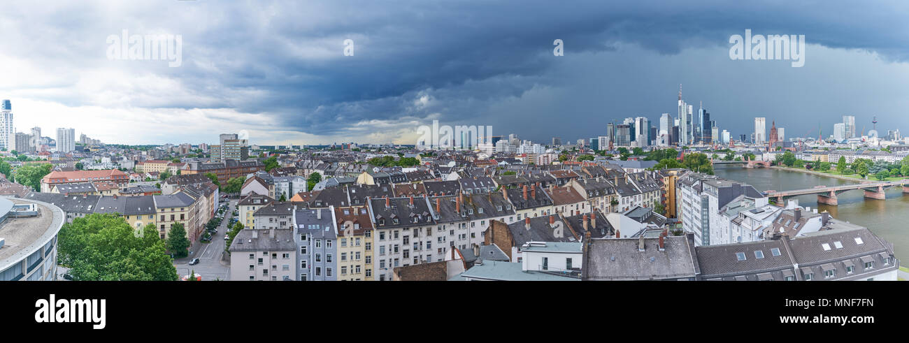 Frankfurt am Main skyline panorama avec gratte-ciel dans les nuages sombres avant une tempête Banque D'Images