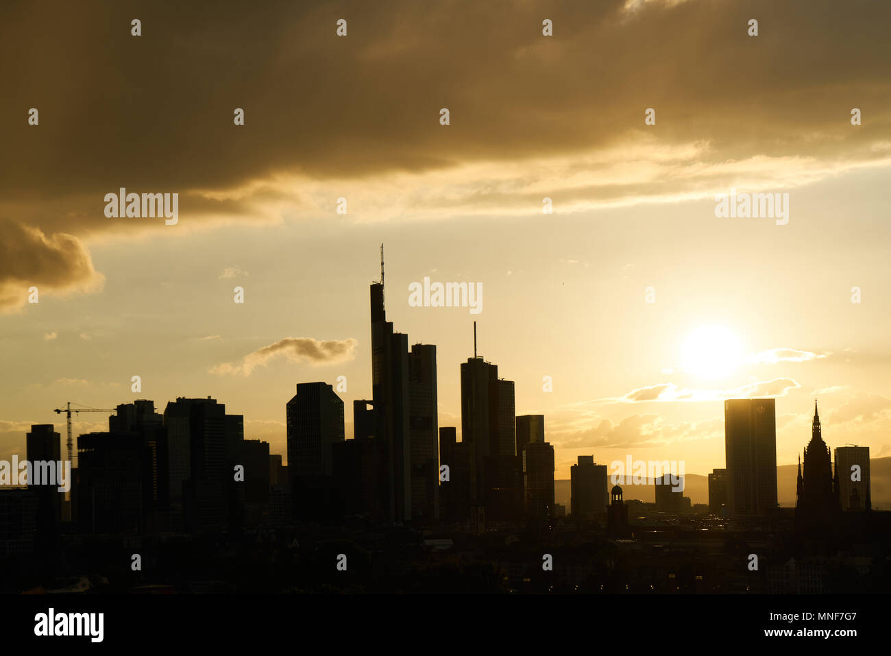 Skyline silhouette de Frankfurt am Main au coucher du soleil avec de nombreux gratte-ciel Banque D'Images