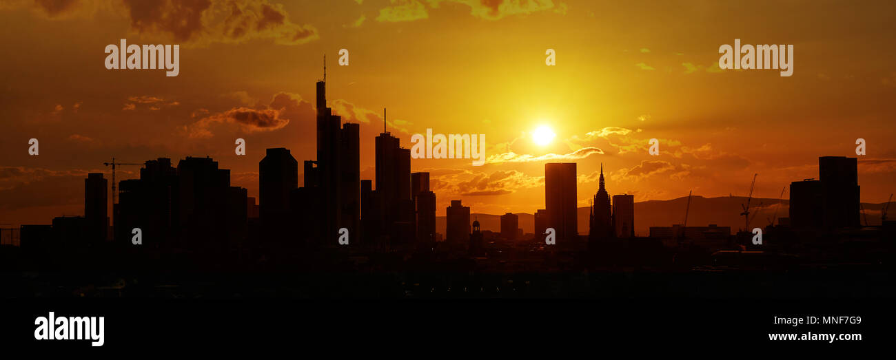 Skyline Panorama de Frankfurt am Main le soir au coucher du soleil Banque D'Images