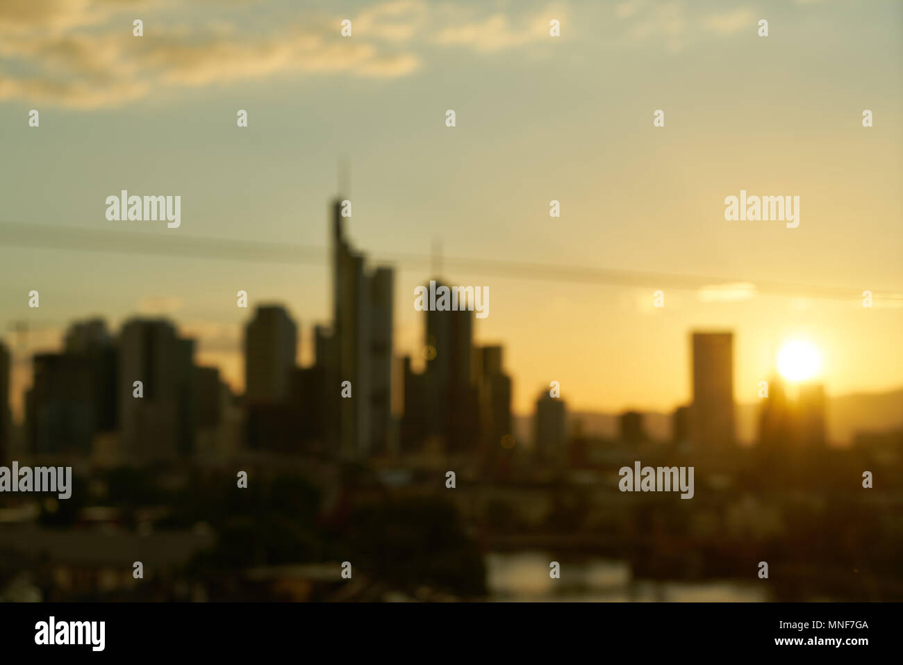 Arrière-plan flou avec Frankfurt am Main skyline le soir au coucher du soleil Banque D'Images