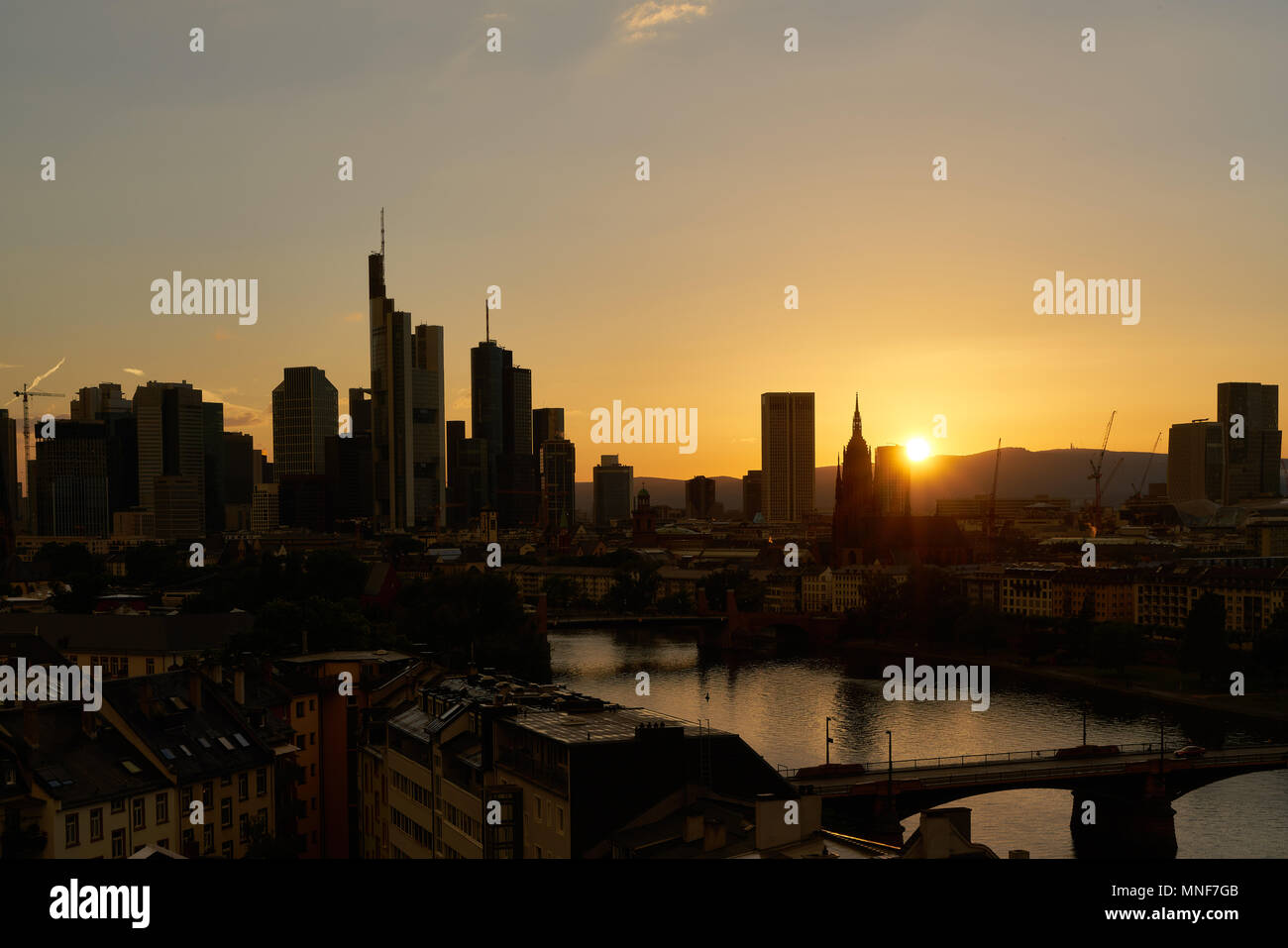 Coucher du soleil avec l'horizon de Francfort am Main comme une silhouette Banque D'Images