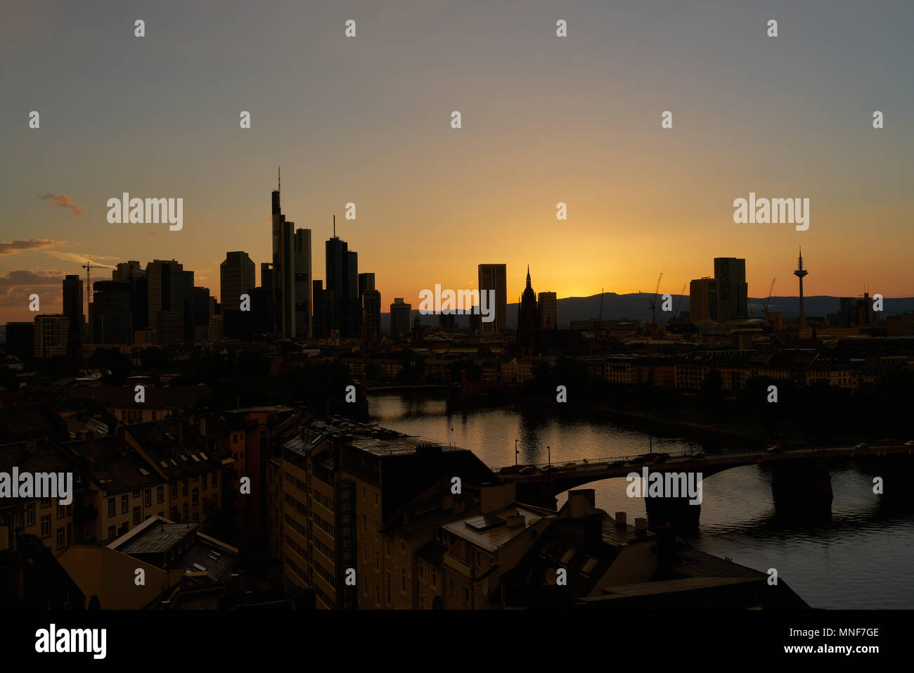 Ville Frankfurt am Main Skyline avec de nombreux gratte-ciel dans la soirée peu après le coucher du soleil Banque D'Images