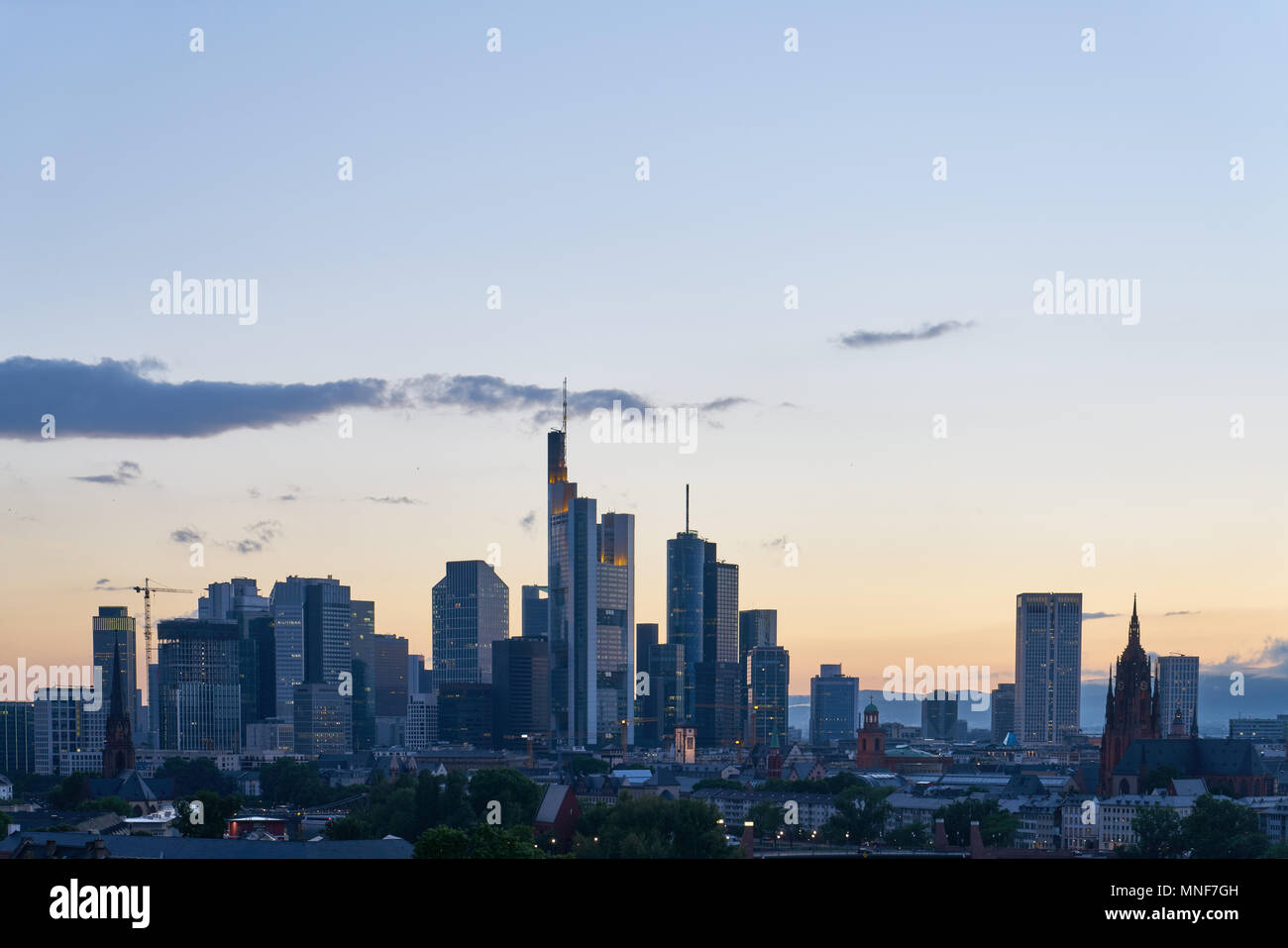 Ciel du soir au-dessus des toits de Francfort am Main avec de nombreux gratte-ciel Banque D'Images
