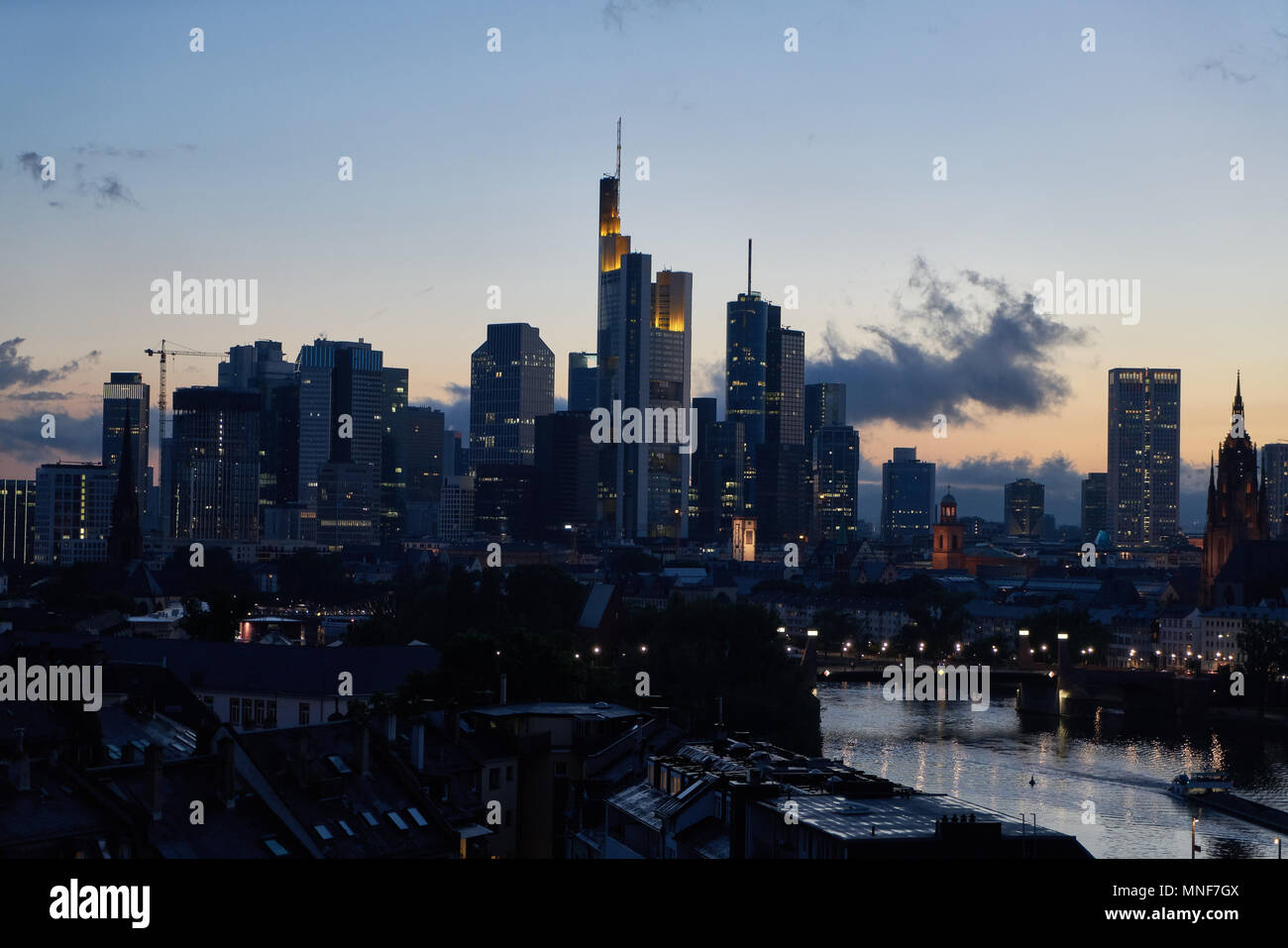 Gratte-ciel lumineux à Francfort sur le Main Skyline dans la soirée Banque D'Images