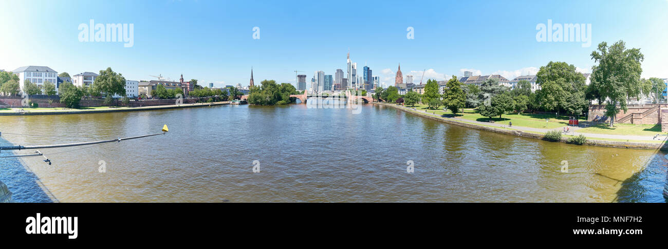Skyline Panorama de Francfort am Main avec de nombreux gratte-ciel en été Banque D'Images