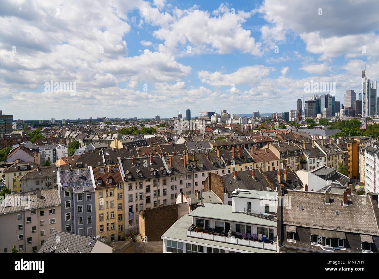De nombreuses maisons dans la ville de Frankfurt am Main en été Banque D'Images