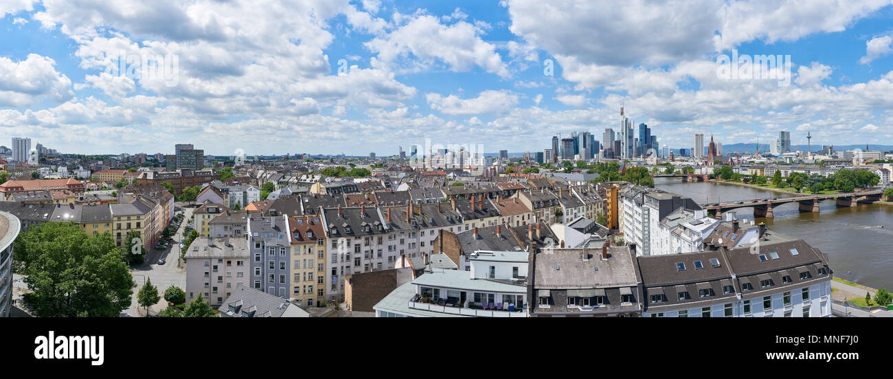 Vue panoramique vue aérienne de Francfort sur le Main skyline en été avec un ciel bleu Banque D'Images