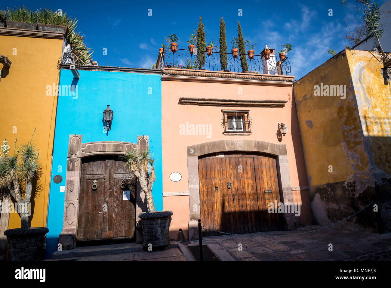 Rue avec ses maisons coloniales colorées, San Miguel de Allende, une ville de l'ère coloniale, le centre du Mexique, région Bajío Banque D'Images