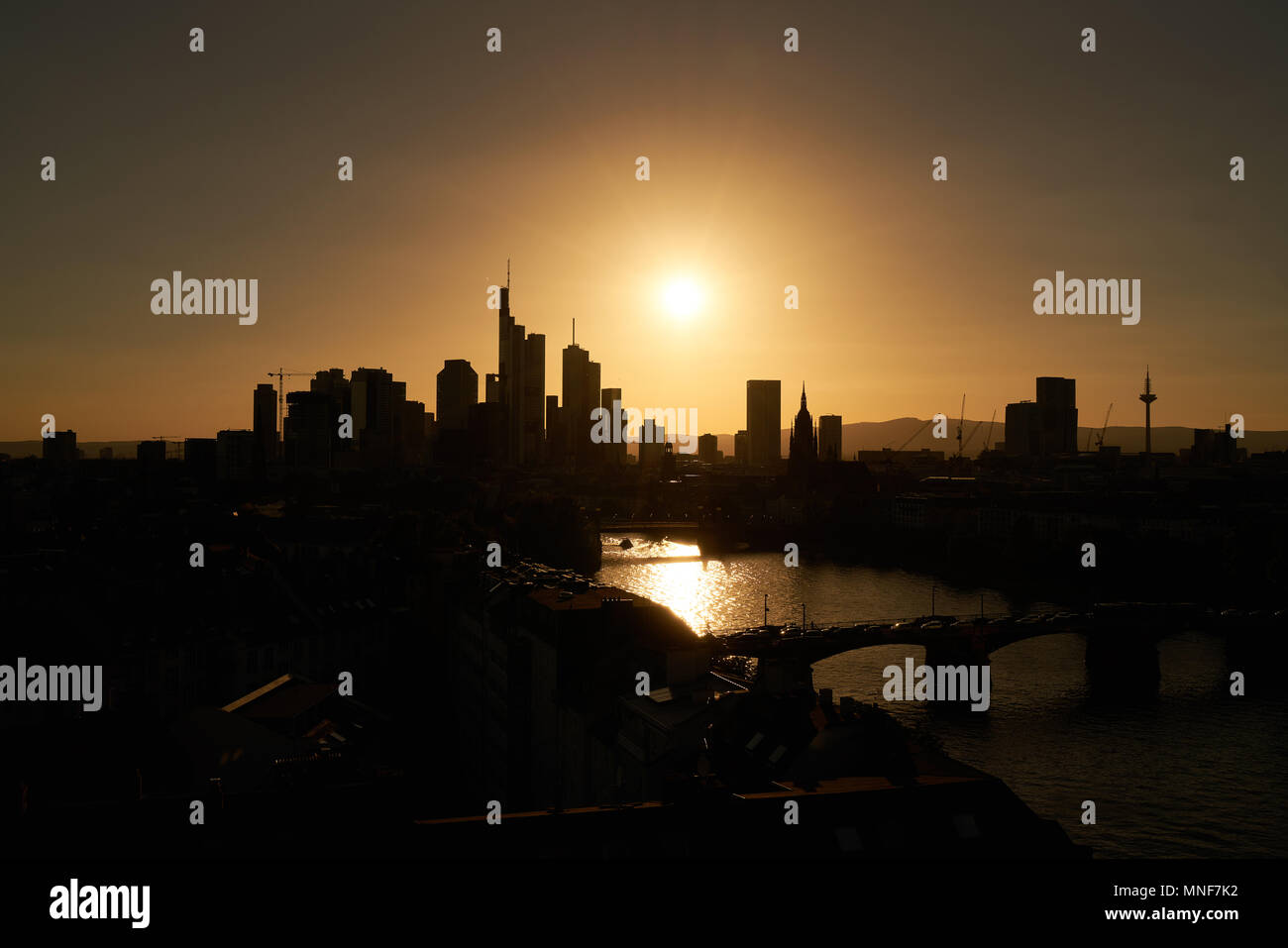 Toits de Francfort en tant que silhouette au coucher du soleil Banque D'Images