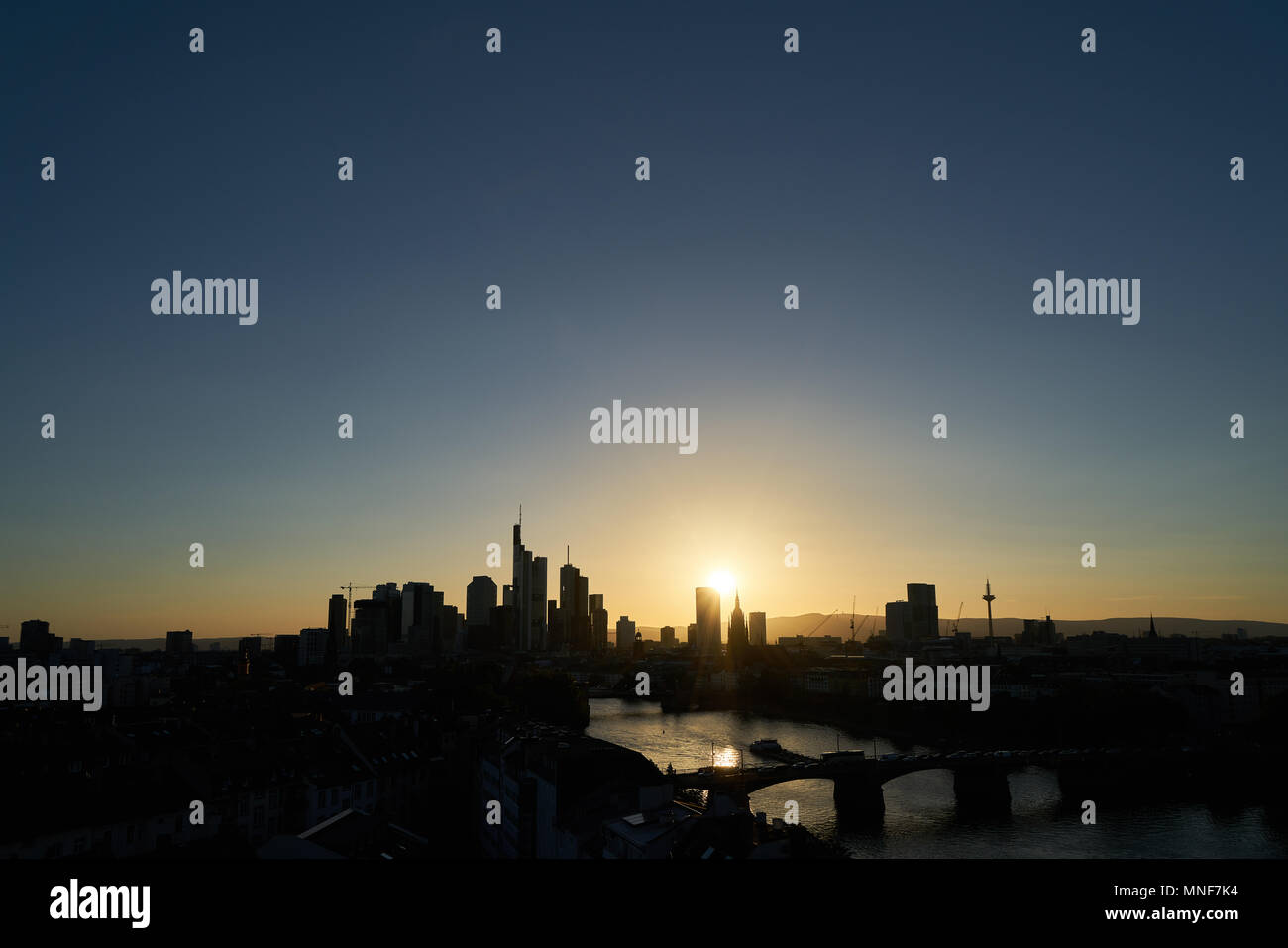 Toits de Francfort am Main au coucher du soleil comme une silhouette Banque D'Images