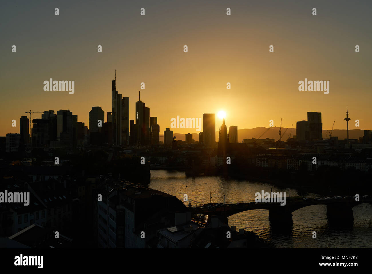 Le centre-ville de Frankfurt am Main dans la soirée en tant que silhouette skyline Banque D'Images