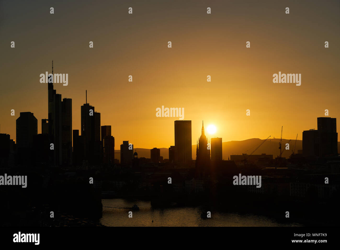 Gratte-ciel de Francfort am Main comme horizon de la ville le soir au coucher du soleil Banque D'Images