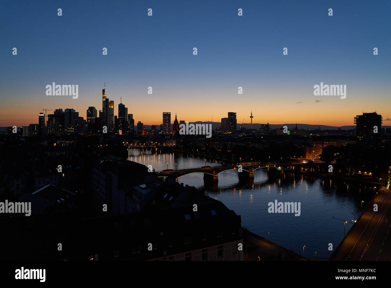 Horizon lumineux de Frankfurt am Main dans la soirée après le coucher du soleil Banque D'Images