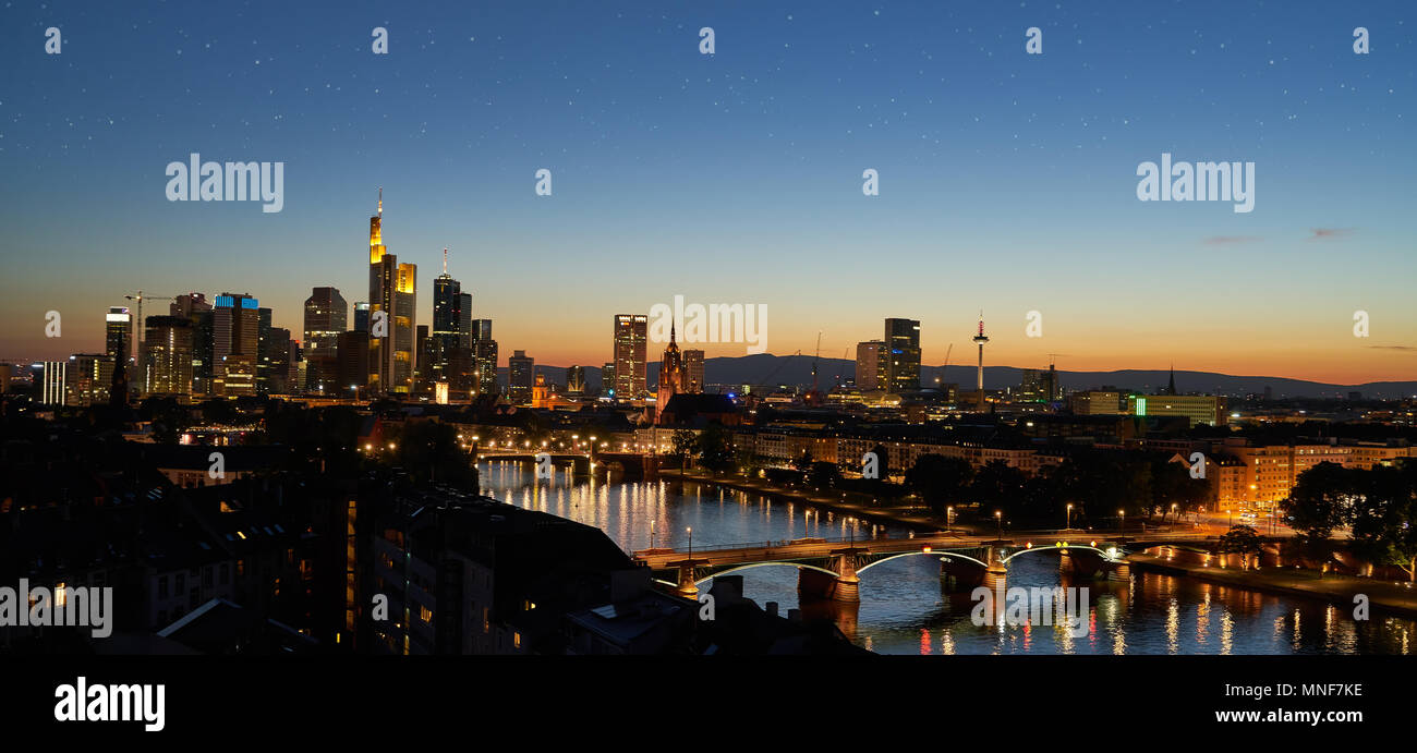 Soirée à Frankfurt am Main avec horizon lumineux et les étoiles dans le ciel Banque D'Images