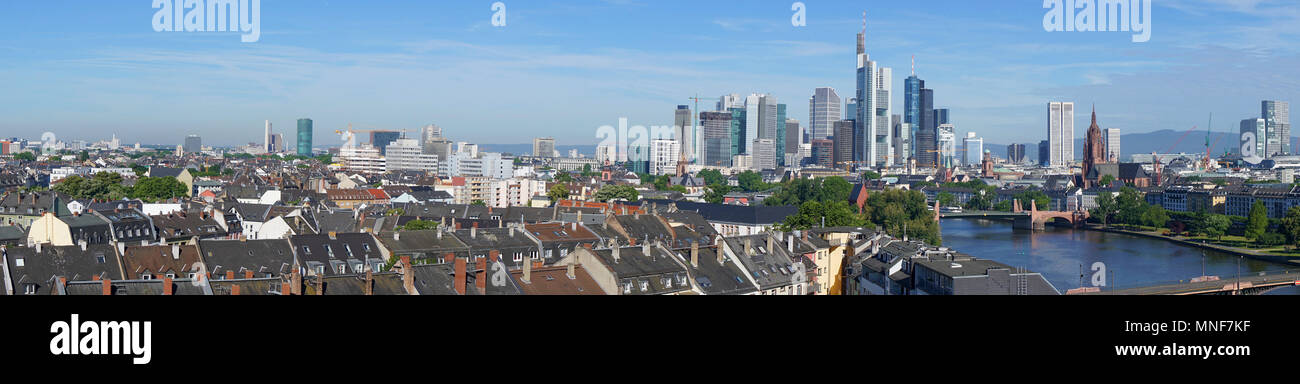 Vue panoramique vue aérienne de Frankfurt am Main avec river et gratte-ciel Banque D'Images