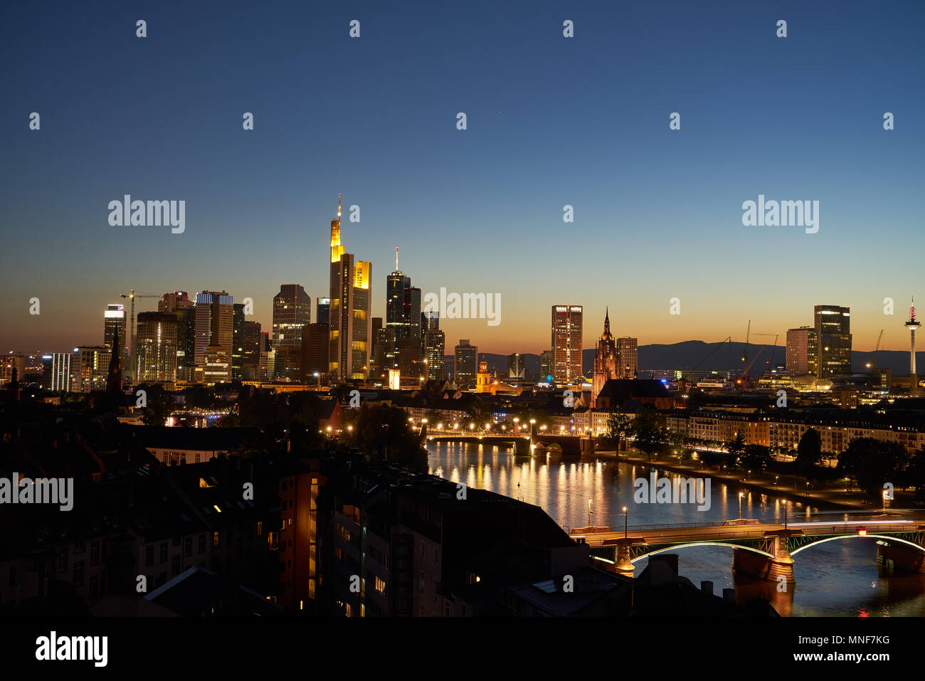 Frankfurt am Main Skyline dans la soirée avec des lumières contre un ciel sombre Banque D'Images