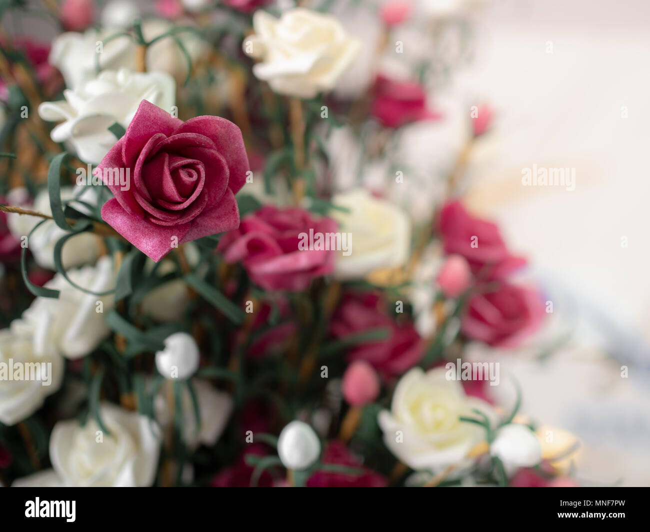 Vintage Bouquet De Roses Rouges Et Blanches Artificielles